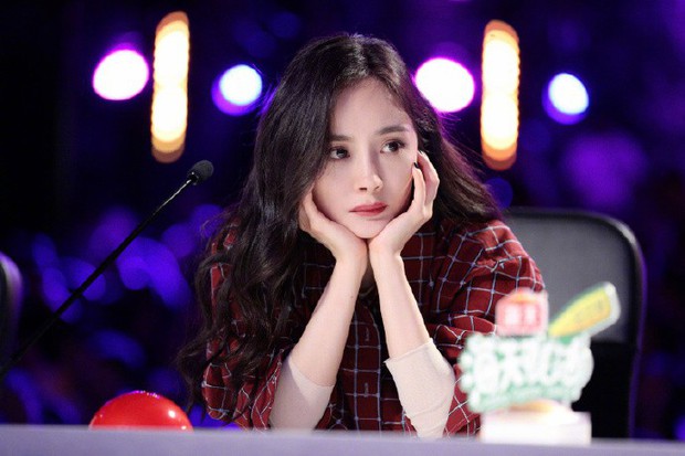 Lần đầu xuất hiện sau scandal hẹn trò trai trẻ, Dương Mịch gây sốt với nhan sắc và body hoàn mỹ - Ảnh 11. Lần đầu xuất hiện sau scandal hẹn trò trai trẻ, Dương Mịch gây sốt với nhan sắc và body hoàn mỹ - Ảnh 11.