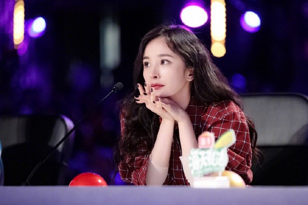 Lần đầu xuất hiện sau scandal hẹn trò trai trẻ, Dương Mịch gây sốt với nhan sắc và body hoàn mỹ - Ảnh 12. Lần đầu xuất hiện sau scandal hẹn trò trai trẻ, Dương Mịch gây sốt với nhan sắc và body hoàn mỹ - Ảnh 12.