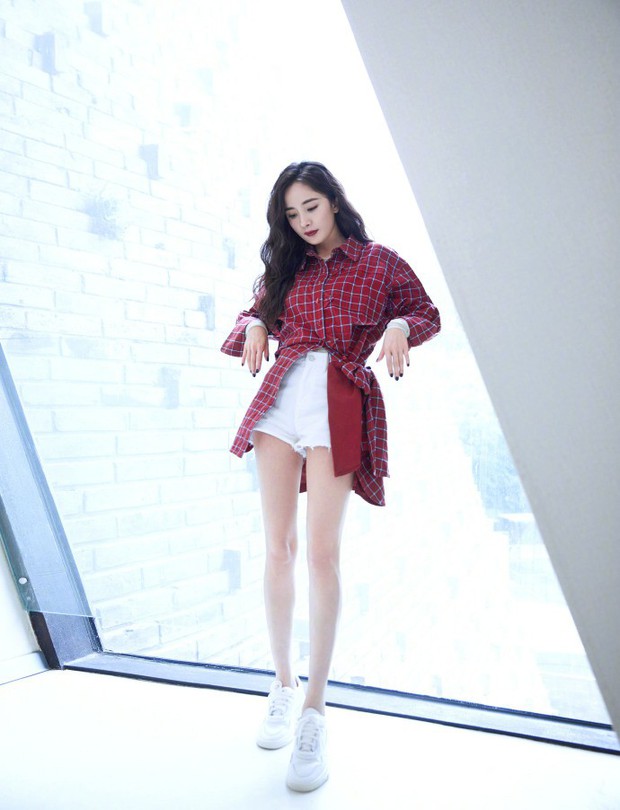 Lần đầu xuất hiện sau scandal hẹn trò trai trẻ, Dương Mịch gây sốt với nhan sắc và body hoàn mỹ - Ảnh 4. Lần đầu xuất hiện sau scandal hẹn trò trai trẻ, Dương Mịch gây sốt với nhan sắc và body hoàn mỹ - Ảnh 4.