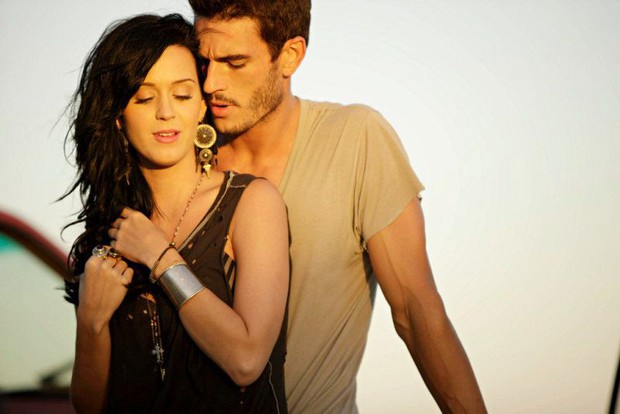 “Thánh xui xẻo của năm” gọi tên Katy Perry: Lùm xùm đạo nhạc vừa lắng xuống, cô nàng lại bị bạn diễn tố cáo quấy rối tình dục - Ảnh 9. “Thánh xui xẻo của năm” gọi tên Katy Perry: Lùm xùm đạo nhạc vừa lắng xuống, cô nàng lại bị bạn diễn tố cáo quấy rối tình dục - Ảnh 9.