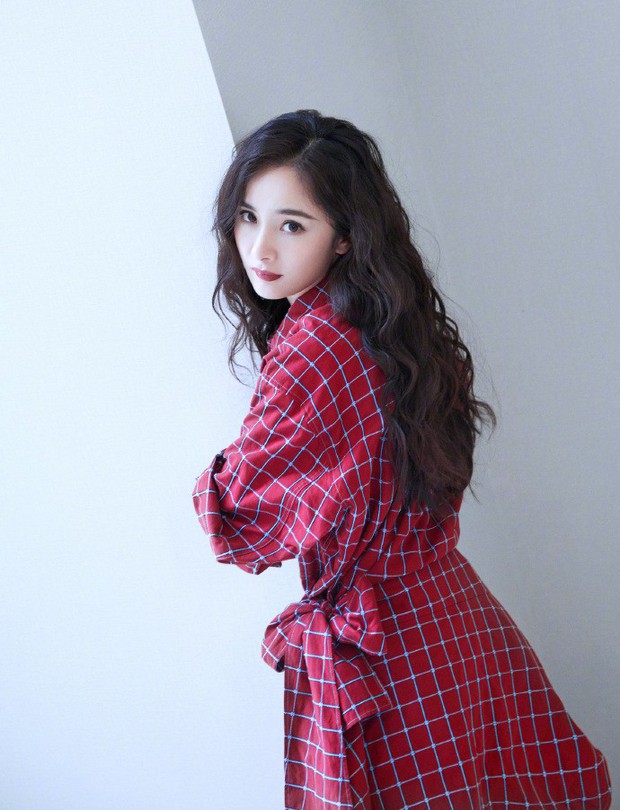 Lần đầu xuất hiện sau scandal hẹn trò trai trẻ, Dương Mịch gây sốt với nhan sắc và body hoàn mỹ - Ảnh 6. Lần đầu xuất hiện sau scandal hẹn trò trai trẻ, Dương Mịch gây sốt với nhan sắc và body hoàn mỹ - Ảnh 6.