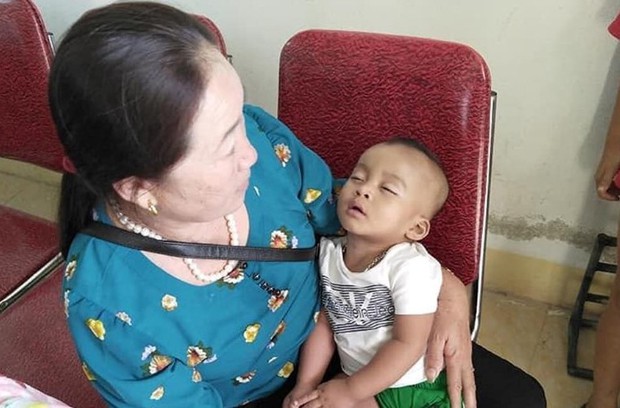 Bé 7 tháng bị bỏ rơi trong đêm kèm tiền và giấy nhờ nuôi dưỡng - Ảnh 1. Bé 7 tháng bị bỏ rơi trong đêm kèm tiền và giấy nhờ nuôi dưỡng - Ảnh 1.