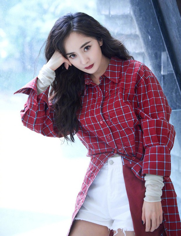 Lần đầu xuất hiện sau scandal hẹn trò trai trẻ, Dương Mịch gây sốt với nhan sắc và body hoàn mỹ - Ảnh 7. Lần đầu xuất hiện sau scandal hẹn trò trai trẻ, Dương Mịch gây sốt với nhan sắc và body hoàn mỹ - Ảnh 7.