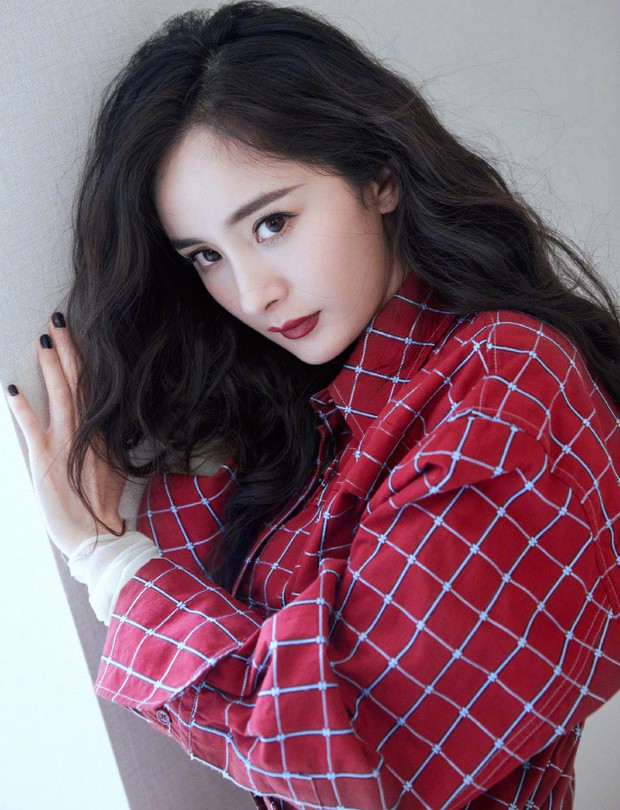 Lần đầu xuất hiện sau scandal hẹn trò trai trẻ, Dương Mịch gây sốt với nhan sắc và body hoàn mỹ - Ảnh 8. Lần đầu xuất hiện sau scandal hẹn trò trai trẻ, Dương Mịch gây sốt với nhan sắc và body hoàn mỹ - Ảnh 8.