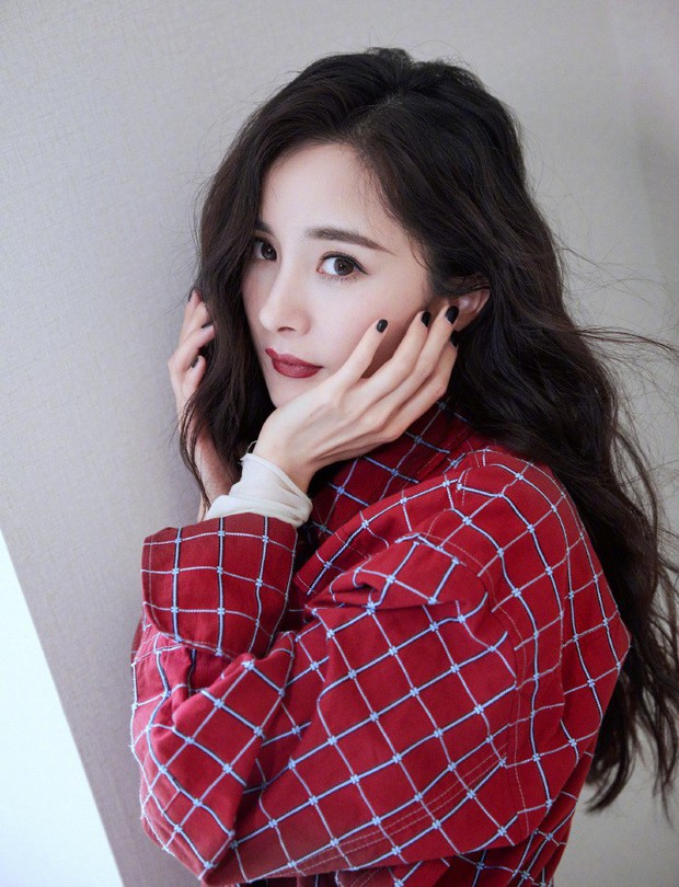 Lần đầu xuất hiện sau scandal hẹn trò trai trẻ, Dương Mịch gây sốt với nhan sắc và body hoàn mỹ - Ảnh 9. Lần đầu xuất hiện sau scandal hẹn trò trai trẻ, Dương Mịch gây sốt với nhan sắc và body hoàn mỹ - Ảnh 9.