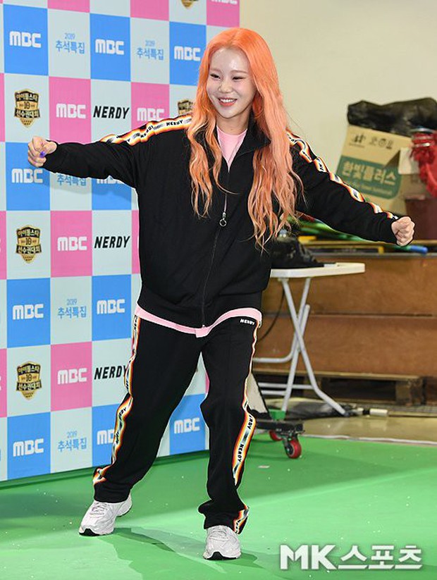 Lộ diện với gương mặt khác lạ, nữ idol xấu nhất lịch sử Kpop bị nghi phẫu thuật thẩm mỹ đến mức xuống sắc hơn trước - Ảnh 4. Lộ diện với gương mặt khác lạ, nữ idol xấu nhất lịch sử Kpop bị nghi phẫu thuật thẩm mỹ đến mức xuống sắc hơn trước - Ảnh 4.