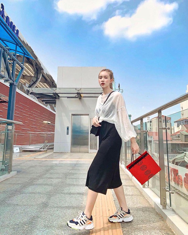 #kenh14streetstyle: Đỉnh cao sành điệu là khi lên đồ đơn giản nhưng vẫn sexy và chất, chunky sneaker vẫn hot phá đảo - Ảnh 3.