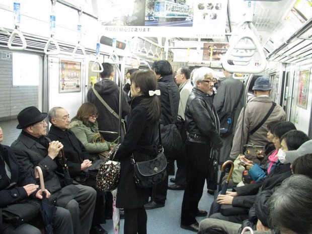 Đừng bao giờ nhường ghế cho người già trên tàu điện ngầm ở Nhật nếu không muốn bị xem là vô lễ và thiếu tôn trọng - Ảnh 2.