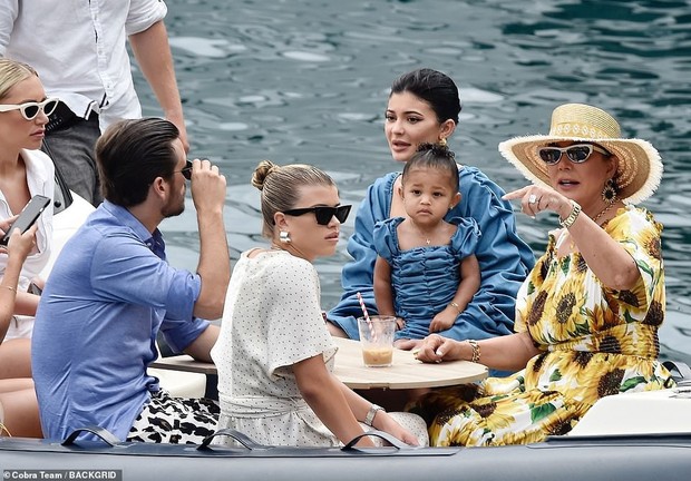 Mẹ con Kylie Jenner diện đồ đôi: Mẹ ngồn ngộn body đồng hồ cát, Stormi chiếm spotlight vì ra dáng công chúa Hollywood - Ảnh 4.