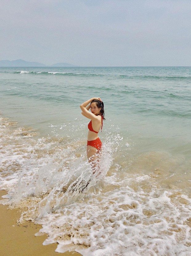 Nữ chính Mắt biếc gây bất ngờ khi diện bikini khoe body gợi cảm: Lột xác hoàn toàn so với Hà Lan! - Ảnh 2. Nữ chính Mắt biếc gây bất ngờ khi diện bikini khoe body gợi cảm: Lột xác hoàn toàn so với Hà Lan! - Ảnh 2.
