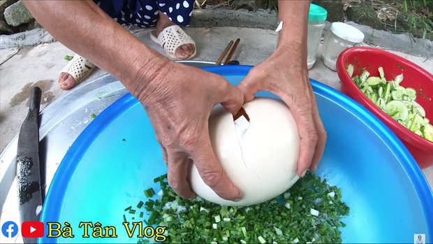Mang trứng đà điểu làm nhân bánh mì, bà Tân Vlog phải dùng hẳn dao phay mới tách được vỏ, cho vào chậu nhựa mới vừa - Ảnh 1.