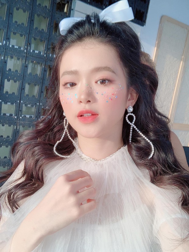 Linh Ka lần đầu tâm sự về chuyện một mình khăn gói vào Sài Gòn ở tuổi 17, tiết lộ bị stylist đoàn quay hại trông già chát - Ảnh 3. Linh Ka lần đầu tâm sự về chuyện một mình khăn gói vào Sài Gòn ở tuổi 17, tiết lộ bị stylist đoàn quay hại trông già chát - Ảnh 3.
