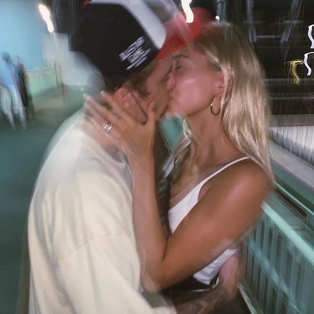 Hailey Baldwin từng đạp Justin Bieber khỏi giường vì kinh hãi trước khuôn mặt đầy mụn của chồng? - Ảnh 2. Hailey Baldwin từng đạp Justin Bieber khỏi giường vì kinh hãi trước khuôn mặt đầy mụn của chồng? - Ảnh 2.