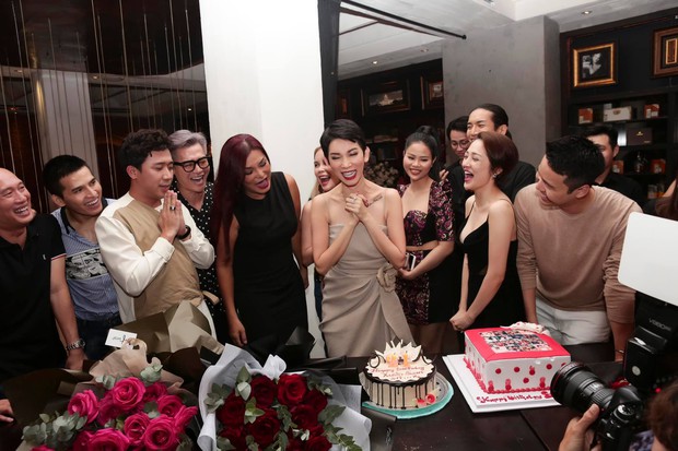 Trấn Thành, BB Trần và dàn sao Vbiz tới mừng sinh nhật Xuân Lan, nữ siêu mẫu gây bất ngờ với nhẫn kim cương khổng lồ - Ảnh 4. Trấn Thành, BB Trần và dàn sao Vbiz tới mừng sinh nhật Xuân Lan, nữ siêu mẫu gây bất ngờ với nhẫn kim cương khổng lồ - Ảnh 4.