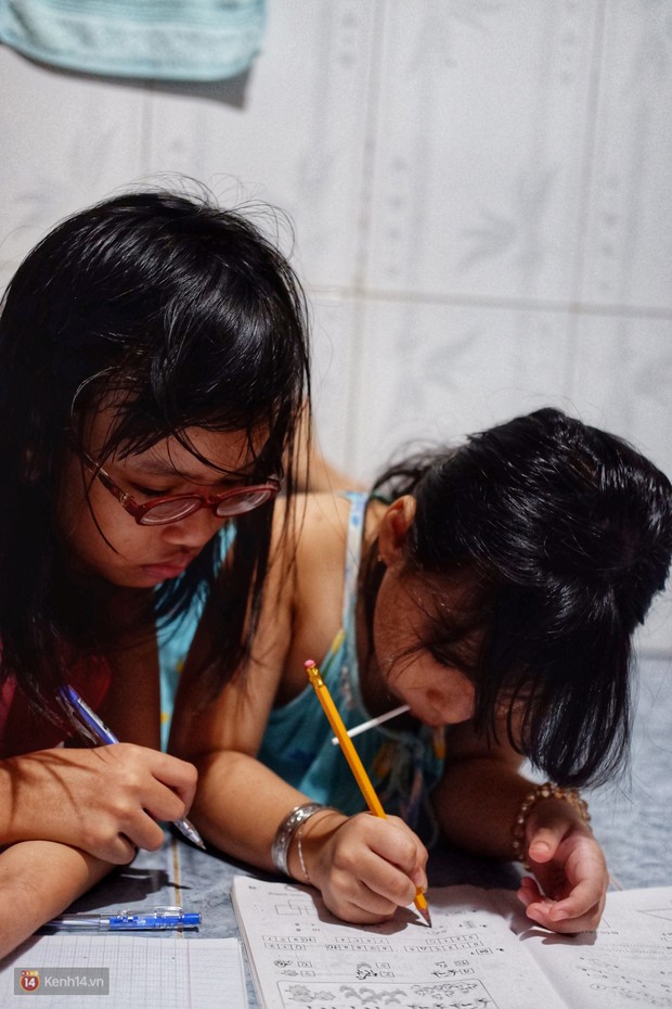 Xót xa hoàn cảnh hai chị em gái bị cha mẹ bỏ rơi ở Sài Gòn: Vợ chồng nó đi biền biệt không biết sống chết thế nào - Ảnh 4.