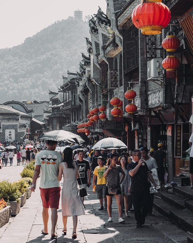 Đằng sau vẻ đẹp hoàn hảo trên ảnh, hoá ra Phượng Hoàng Cổ Trấn ngoài đời thật lại mênh mông toàn là người êy - Ảnh 17.