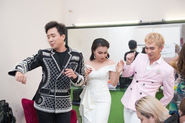 Trấn Thành bày Cẩm Ly nhảy rồi livestream trong hậu trường - Ảnh 2.