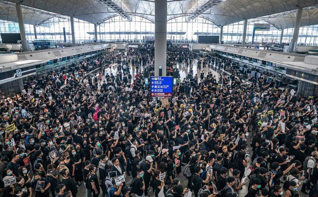 Đây là những việc mà du khách cần làm nếu chẳng may bị hoãn chuyến bay ở Hong Kong trong thời gian này - Ảnh 1.