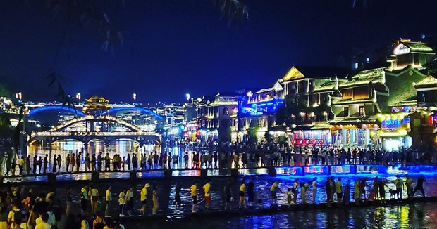 Đằng sau vẻ đẹp hoàn hảo trên ảnh, hoá ra Phượng Hoàng Cổ Trấn ngoài đời thật lại mênh mông toàn là người êy - Ảnh 22.