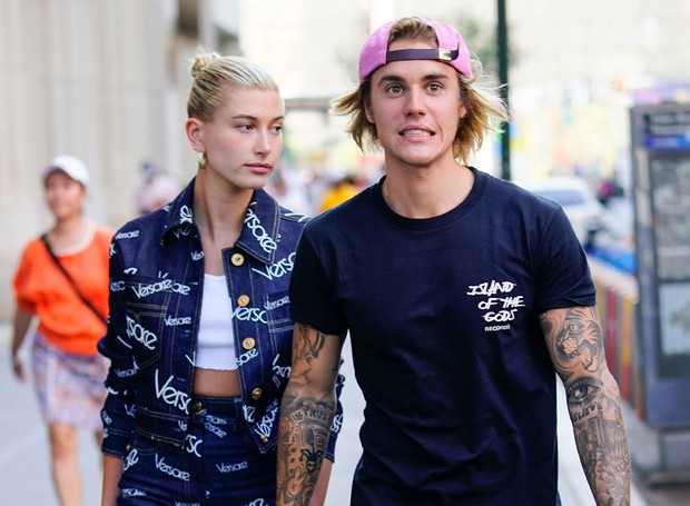 Hailey Baldwin từng đạp Justin Bieber khỏi giường vì kinh hãi trước khuôn mặt đầy mụn của chồng? - Ảnh 1. Hailey Baldwin từng đạp Justin Bieber khỏi giường vì kinh hãi trước khuôn mặt đầy mụn của chồng? - Ảnh 1.
