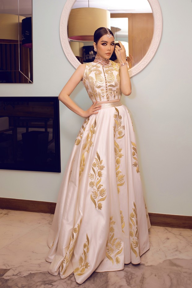 Lý Nhã Kỳ diện váy dát vàng lộng lẫy như minh tinh, cùng NTK Đỗ Long dự tiệc sinh nhật của tỷ phú Ấn Độ - Ảnh 4.