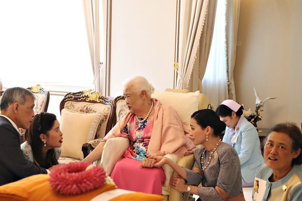Hoàng hậu Thái Lan xuất hiện rạng rỡ bên cạnh Quốc vương vào ngày quốc lễ, được mẹ chồng nắm tay tình cảm trong khi vợ lẽ mất hút khó hiểu - Ảnh 7.