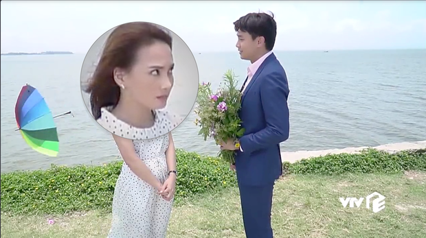 Đáng ra phải là cảnh lãng mạn nhất tập cuối Về Nhà Đi Con thì Vũ lại ném ô xả rác xuống biển, quỳ cả 2 chân cầu hôn Thư - Ảnh 3. Đáng ra phải là cảnh lãng mạn nhất tập cuối Về Nhà Đi Con thì Vũ lại ném ô xả rác xuống biển, quỳ cả 2 chân cầu hôn Thư - Ảnh 3.