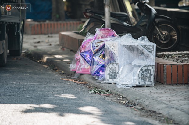 Thủ phủ vàng mã lớn nhất cả nước tấp nập tháng cô hồn: túi Chanel, xe phân khối lớn, xe đạp điện xuất xưởng - Ảnh 16. Thủ phủ vàng mã lớn nhất cả nước tấp nập tháng cô hồn: túi Chanel, xe phân khối lớn, xe đạp điện xuất xưởng - Ảnh 16.