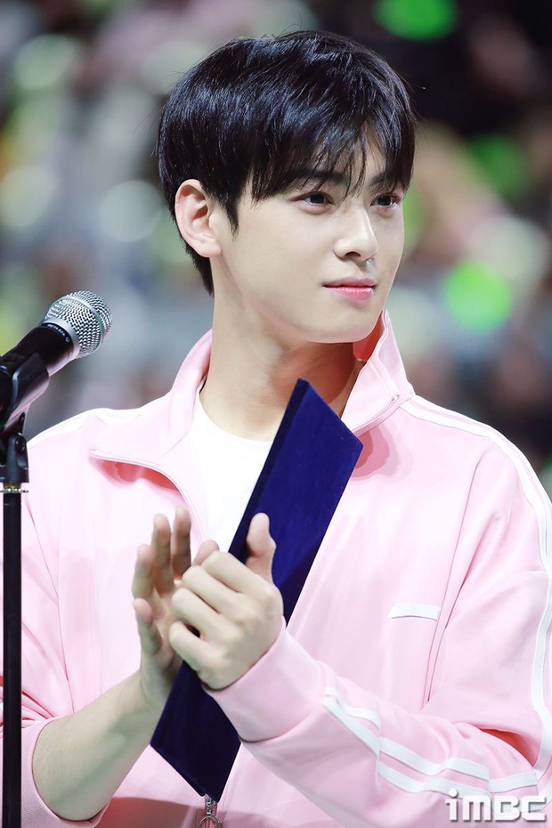 Những khoảnh khắc khoe sắc gây bão tại Đại hội thể thao idol: Người vụt sáng sau 1 đêm, kẻ bị ném đá vì xuống sắc - Ảnh 23. Những khoảnh khắc khoe sắc gây bão tại Đại hội thể thao idol: Người vụt sáng sau 1 đêm, kẻ bị ném đá vì xuống sắc - Ảnh 23.