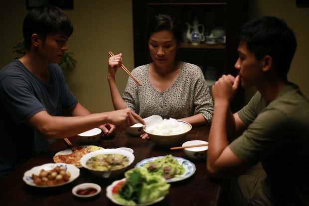 Review Thưa Mẹ Con Đi: Phim gia đình trá hình đam mĩ, trai đẹp vẫn hơi đơ nhưng nhìn chúng yêu khéo lại nghiện! - Ảnh 7. Review Thưa Mẹ Con Đi: Phim gia đình trá hình đam mĩ, trai đẹp vẫn hơi đơ nhưng nhìn chúng yêu khéo lại nghiện! - Ảnh 7.