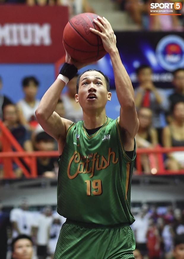 Siêu phẩm của rapper Phương Kào trình làng sau cú ném 3 đầu tiên của Cantho Catfish trước Thang Long Warriors - Ảnh 2. Siêu phẩm của rapper Phương Kào trình làng sau cú ném 3 đầu tiên của Cantho Catfish trước Thang Long Warriors - Ảnh 2.