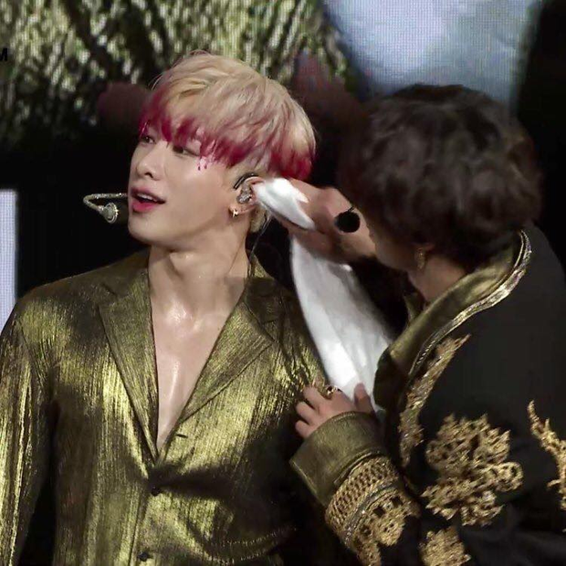 Fan hốt hoảng khi tưởng Wonho (MONSTA X) bị chảy máu đầu khi đang biểu diễn, nhưng sự thật là gì? - Ảnh 2. Fan hốt hoảng khi tưởng Wonho (MONSTA X) bị chảy máu đầu khi đang biểu diễn, nhưng sự thật là gì? - Ảnh 2.
