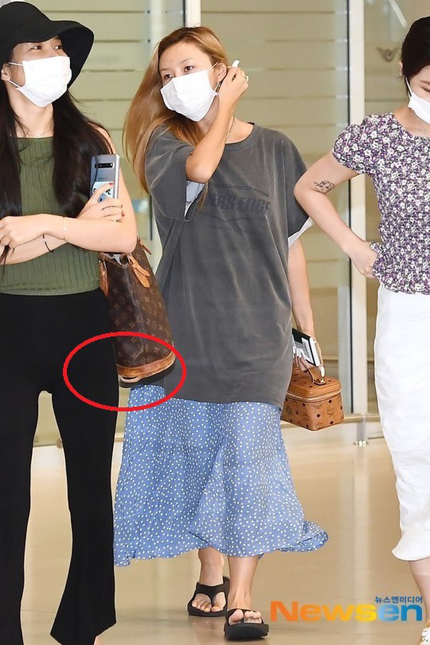 Không biến sân bay thành sàn diễn, Hwasa ăn vận xuề xòa như bà thím mà vẫn được netizen Hàn bênh vực - Ảnh 4.