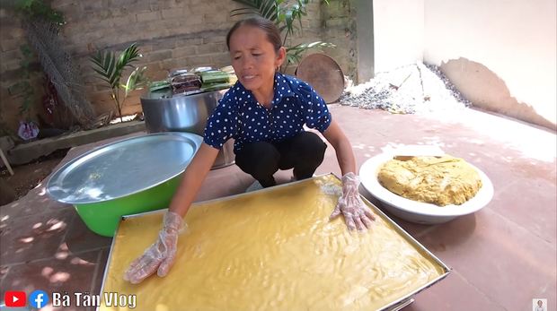 Gái đảm tự làm bánh Trung thu cũng thua xa bà Tân Vlog với chiếc bánh siêu to khổng lồ tận 50kg - Ảnh 2.