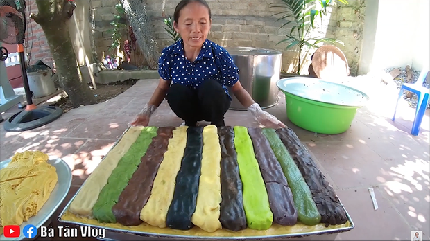 Gái đảm tự làm bánh Trung thu cũng thua xa bà Tân Vlog với chiếc bánh siêu to khổng lồ tận 50kg - Ảnh 4.