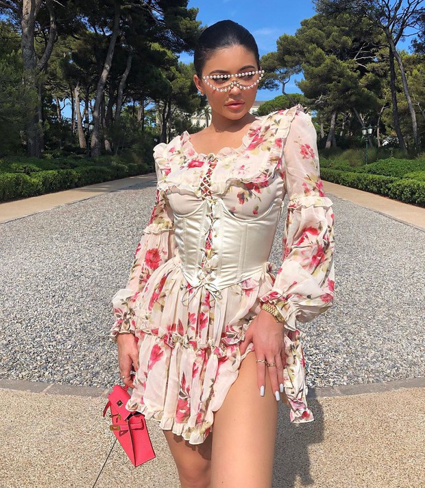 Ngốt mắt vs Kylie Jenner phiên bản tiểu thư, bánh bèo hết cỡ nhưng sao tạo dáng chẳng liên quan? - Ảnh 1. Ngốt mắt vs Kylie Jenner phiên bản tiểu thư, bánh bèo hết cỡ nhưng sao tạo dáng chẳng liên quan? - Ảnh 1.