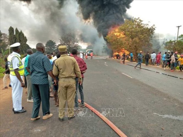 Số nạn nhân tử vong trong vụ nổ xe chở nhiên liệu tại Tanzania tăng lên 85 người - Ảnh 1.