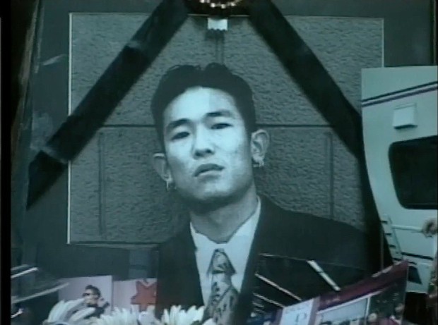 Nam ca sĩ Hàn đột ngột qua đời 24 năm trước: Nghi phạm là bạn gái nhưng trắng án nhờ gia thế khủng, gia đình ngày đêm mong sự thật sáng tỏ - Ảnh 2.