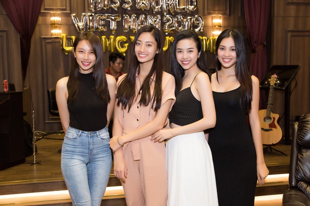 2 nàng hậu cùng tuổi Tiểu Vy và Lương Thùy Linh đọ mặt mộc trong một khung hình, nhan sắc hơn kém ra sao? - Ảnh 9. 2 nàng hậu cùng tuổi Tiểu Vy và Lương Thùy Linh đọ mặt mộc trong một khung hình, nhan sắc hơn kém ra sao? - Ảnh 9.