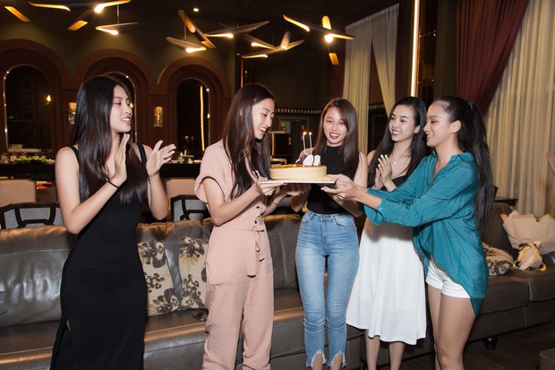 2 nàng hậu cùng tuổi Tiểu Vy và Lương Thùy Linh đọ mặt mộc trong một khung hình, nhan sắc hơn kém ra sao? - Ảnh 6. 2 nàng hậu cùng tuổi Tiểu Vy và Lương Thùy Linh đọ mặt mộc trong một khung hình, nhan sắc hơn kém ra sao? - Ảnh 6.