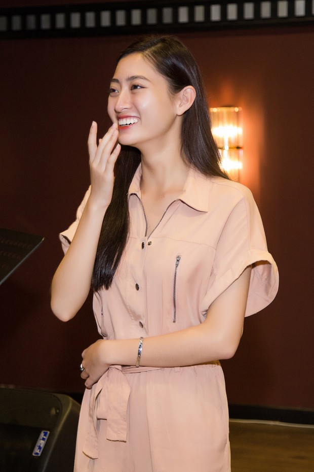2 nàng hậu cùng tuổi Tiểu Vy và Lương Thùy Linh đọ mặt mộc trong một khung hình, nhan sắc hơn kém ra sao? - Ảnh 1. 2 nàng hậu cùng tuổi Tiểu Vy và Lương Thùy Linh đọ mặt mộc trong một khung hình, nhan sắc hơn kém ra sao? - Ảnh 1.