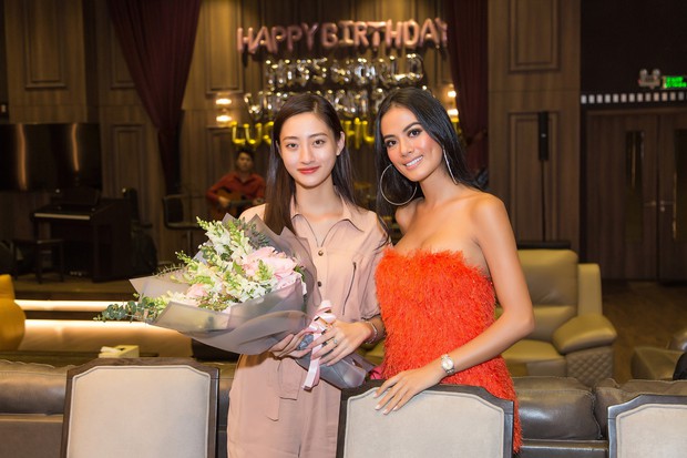 2 nàng hậu cùng tuổi Tiểu Vy và Lương Thùy Linh đọ mặt mộc trong một khung hình, nhan sắc hơn kém ra sao? - Ảnh 10. 2 nàng hậu cùng tuổi Tiểu Vy và Lương Thùy Linh đọ mặt mộc trong một khung hình, nhan sắc hơn kém ra sao? - Ảnh 10.