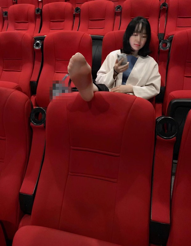 Girl xinh đi xem phim nhưng vô tư gác chân lên ghế: Đẹp mà ý thức kém thì cũng vứt đi? - Ảnh 1.