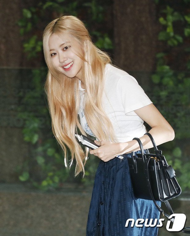 BLACKPINK, TWICE, Momoland đụng độ ở sân bay: Bên đẳng cấp bên xuề xòa, nữ idol xấu nhất lịch sử Kpop gây bất ngờ - Ảnh 8.