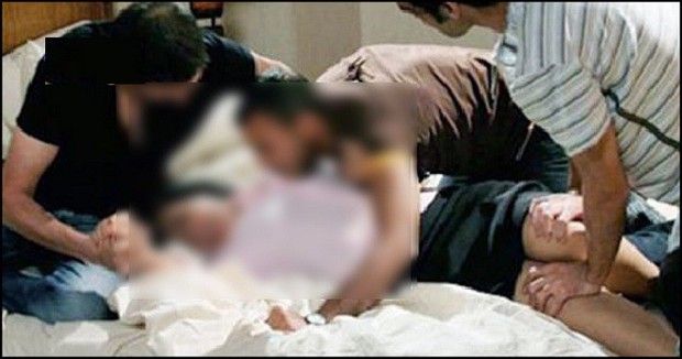 Cô gái Ấn Độ 19 tuổi đang mang thai bị 5 gã đàn ông cưỡng hiếp, bạn trai treo cổ tự sát vì không bảo vệ được người yêu - Ảnh 1.