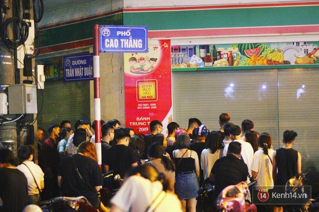 Hết hồn cảnh xếp hàng dài cả km lúc 3h sáng để chờ mua bánh mì dân tổ ở Hà Nội - Ảnh 4. Hết hồn cảnh xếp hàng dài cả km lúc 3h sáng để chờ mua bánh mì dân tổ ở Hà Nội - Ảnh 4.