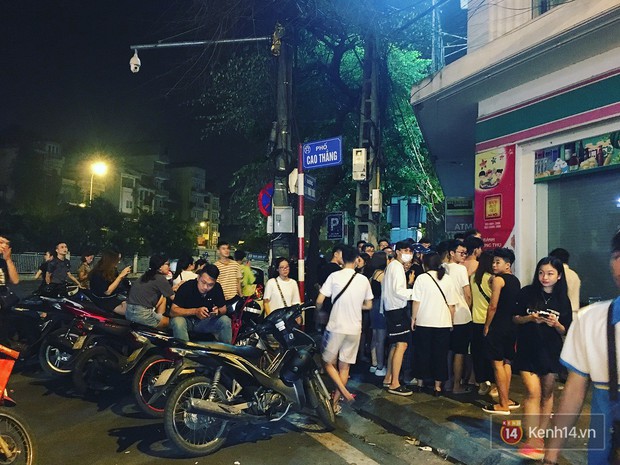 Hết hồn cảnh xếp hàng dài cả km lúc 3h sáng để chờ mua bánh mì dân tổ ở Hà Nội - Ảnh 5. Hết hồn cảnh xếp hàng dài cả km lúc 3h sáng để chờ mua bánh mì dân tổ ở Hà Nội - Ảnh 5.