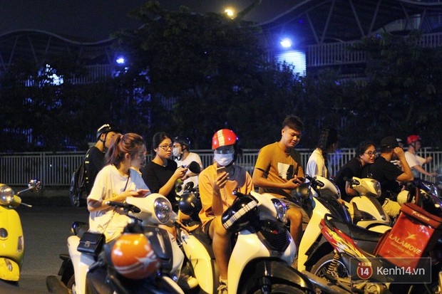 Hết hồn cảnh xếp hàng dài cả km lúc 3h sáng để chờ mua bánh mì dân tổ ở Hà Nội - Ảnh 9. Hết hồn cảnh xếp hàng dài cả km lúc 3h sáng để chờ mua bánh mì dân tổ ở Hà Nội - Ảnh 9.