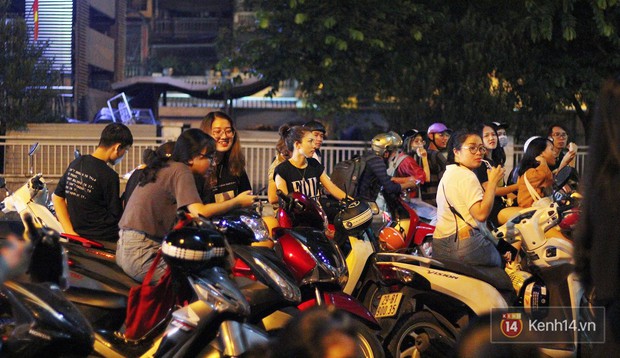 Hết hồn cảnh xếp hàng dài cả km lúc 3h sáng để chờ mua bánh mì dân tổ ở Hà Nội - Ảnh 8. Hết hồn cảnh xếp hàng dài cả km lúc 3h sáng để chờ mua bánh mì dân tổ ở Hà Nội - Ảnh 8.
