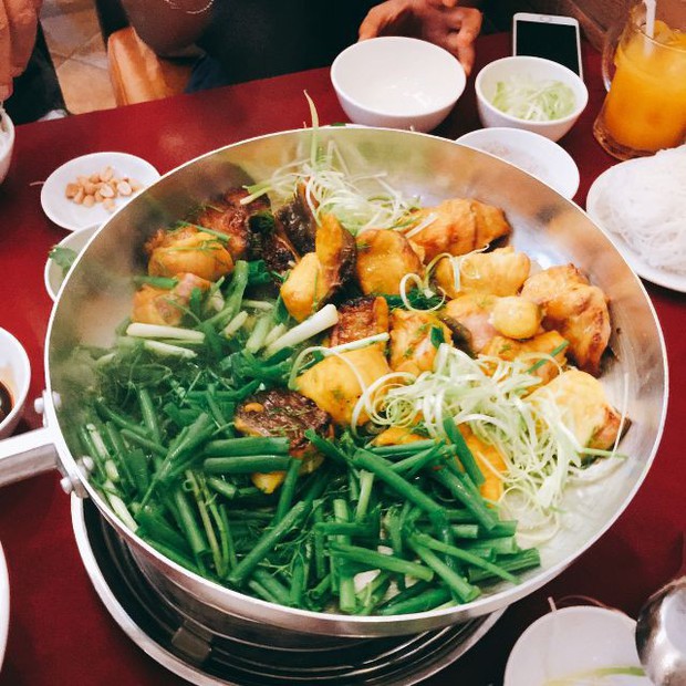 Dương và Bảo hội tụ hậu “Về nhà đi con” vào một ngày Hà Nội động mưa, ăn chả cá buổi trưa là quá hợp đây nè! - Ảnh 8.